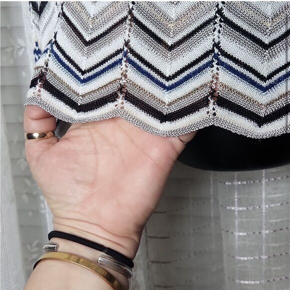 White House Black Market Chevron Long Sleeve Knit V-Neck Blouse Size Small - Picture 3 of 10